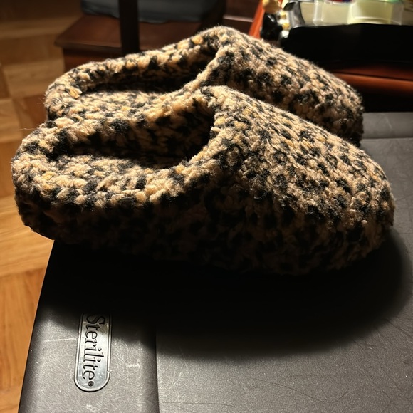 Warm fuzzy slippers - Picture 2 of 4